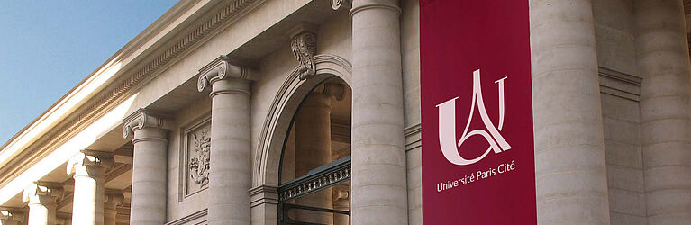 Gebäude der Uni Paris Cite mit rotem Uni-Banner